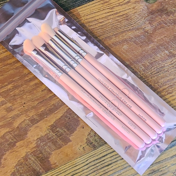 NEW Make up Set - Brushes, Moisturizer & Brow Gel Christmas gift idea - Picture 3 of 13